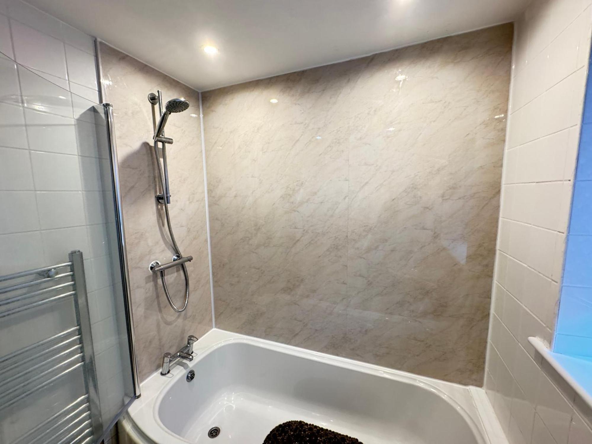 The Vogue Stay, 3 Bedrooms, 2 Bathrooms, Ideal For Jr & Oxford Hospitals, Free Carpark, Conveniently Located For Ring Road Access, 2 Miles From Oxford City Centre Easy Car & Bus Route Eksteriør bilde